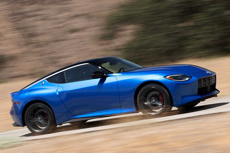 Về giá xe Nissan Z 2023 đại diện của hãng cho biết tại Nhật Bản xe sẽ được niêm yết với mức khởi điểm từ 5.241.500 yên Nhật (tương đương 41.081 USD hoặc hơn 944 triệu đồng). Phiên bản tiêu chuẩn này sẽ được trang bị đi kèm tùy chọn hộp số sàn 6 cấp hoặc hộp số tự động 9 cấp.