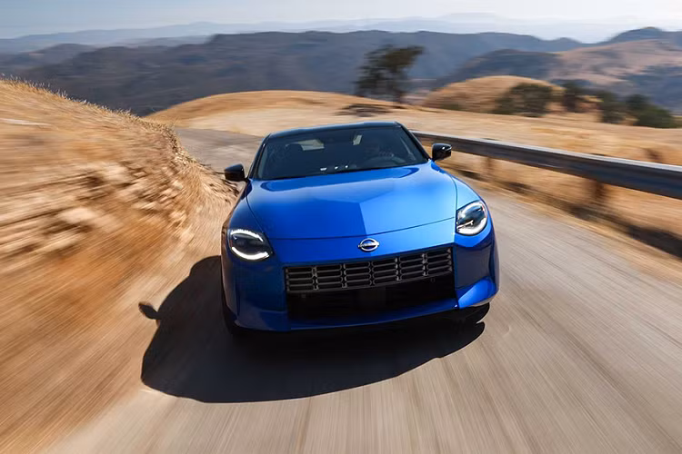 Cụ thể, lịch ra mắt của Nissan Z 2023 tại Nhật Bản sẽ được lùi lại tới tháng sáu. Còn tại Mỹ, mẫu coupe thể thao sẽ chào sân vào mùa hè và chưa rõ thời điểm cụ thể là khi nào. Mặc dù vậy, lô xe Nissan Z 2023 đầu tiên được cho là sẽ có mặt tại các đại lý xứ cờ hoa vào khoảng trước mùa hè (21/5/2022) sắp tới.