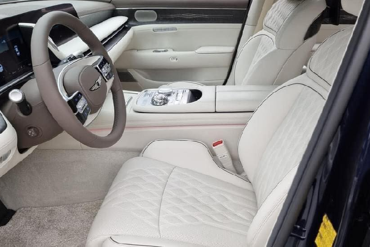 Khác với bản thường, Genesis G90 Limousine 2022 chỉ được trang bị hệ truyền động AWD. Lượng xăng tiêu thụ trung bình của mẫu xe này hiện chưa được công bố nhưng hứa hẹn sẽ khá thấp.