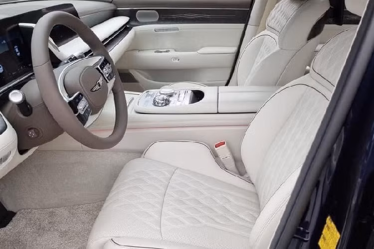 Khác với bản thường, Genesis G90 Limousine 2022 chỉ được trang bị hệ truyền động AWD. Lượng xăng tiêu thụ trung bình của mẫu xe này hiện chưa được công bố nhưng hứa hẹn sẽ khá thấp.