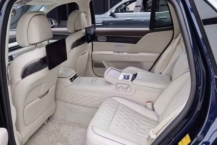 Theo Bộ Môi trường Hàn Quốc, Genesis G90 Limousine 2022 hạng sang được trang bị hệ truyền động mild hybrid, bao gồm máy xăng V6, tăng áp, dung tích 3.5L và bộ siêu nạp điện 48V. Hệ truyền động này tạo ra công suất tối đa 415 mã lực tại tua máy 5.800 vòng/phút trong khi mô-men xoắn cực đại chưa được hé lộ.