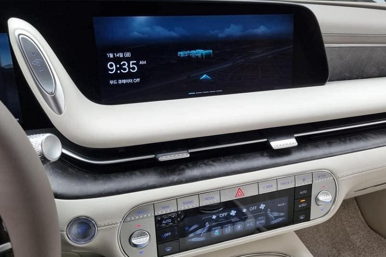 Khi nhìn bên ngoài, người dùng có thể phân biệt Genesis G90 Limousine 2022 với bản thường nhờ bộ vành la-zăng 20 inch với thiết kế riêng và cột B mạ crôm sang trọng hơn. Ngoài ra, Genesis G90 Limousine 2022 còn được trang bị hệ thống treo khí nén đa buồng và hệ thống đánh lái cầu sau chủ động tiêu chuẩn.