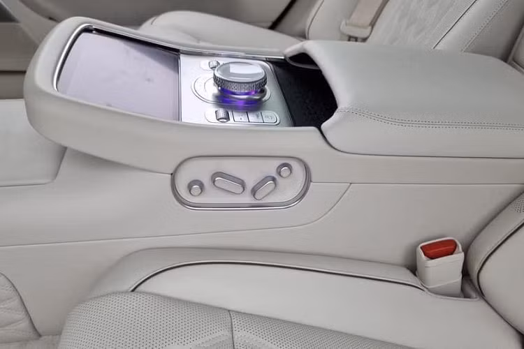 Để đảm bảo an toàn cho người dùng, mẫu sedan hạng sang này được trang bị hệ thống hỗ trợ lái xe trên cao tốc Highway Driving Assist 2 và hệ thống kiểm soát hành trình thông minh như cũ. Đáng tiếc là xe hiện chưa có hệ thống hỗ trợ lái xe tự động cấp độ 3.