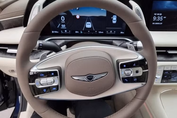 Về kích thước, Genesis G90 Limousine 2022 sở hữu chiều dài 5.465 mm, chiều rộng 1.930 mm, chiều cao 1.490 mm và chiều dài cơ sở 3.370 mm. So với bản thường, mẫu xe này có chiều dài cơ sở tăng đến 190 mm, từ đó mang đến không gian nội thất rộng rãi hơn nhiều.