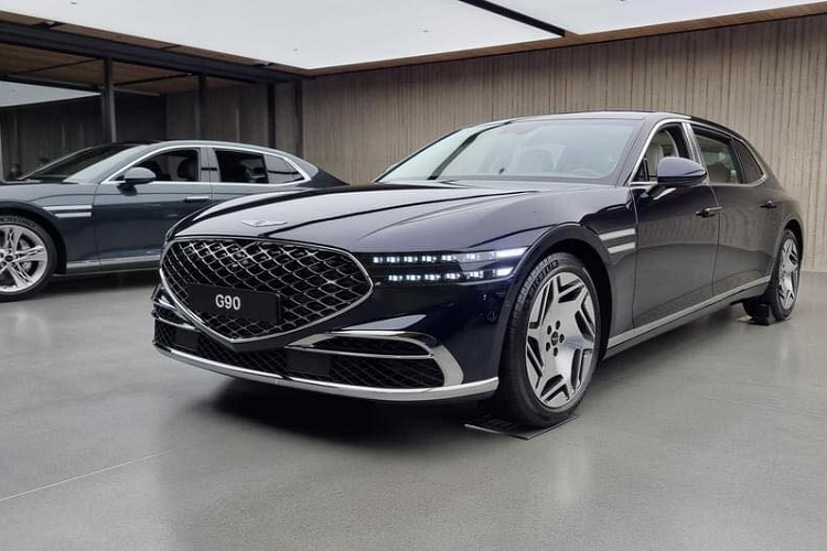 Tại thị trường Hàn Quốc, giá xe Genesis G90 Limousine 2022 có mức bán ra khởi điểm từ 165,57 triệu Won (khoảng 3,2 tỷ đồng). So với các đối thủ Đức như Mercedes-Benz S-Class và BMW 7-Series, mẫu xe sang Hàn Quốc này rẻ hơn đáng kể.