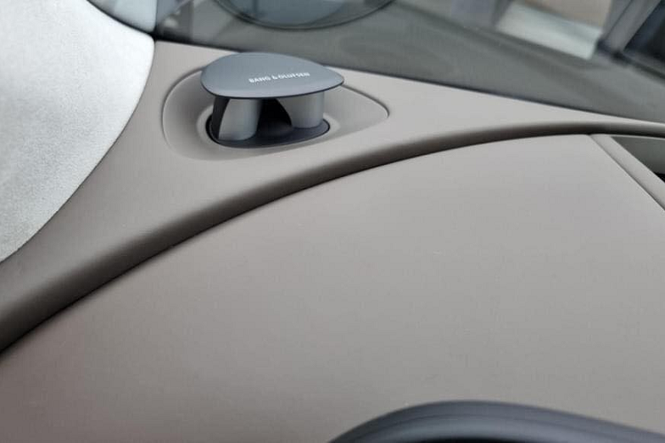 Tiếp đến là tính năng cập nhật phần mềm qua Wi-Fi, hệ thống âm thanh Bang &amp; Olufsen 23 loa với loa tweeter bật lên khi cần, 2 cửa sổ trời toàn cảnh và hệ thống đèn viền nội thất có thể chỉnh độc lập.