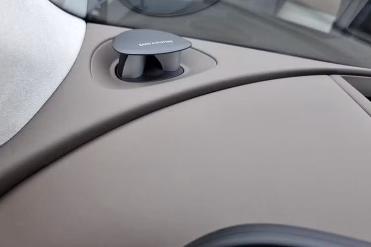 Tiếp đến là tính năng cập nhật phần mềm qua Wi-Fi, hệ thống âm thanh Bang &amp; Olufsen 23 loa với loa tweeter bật lên khi cần, 2 cửa sổ trời toàn cảnh và hệ thống đèn viền nội thất có thể chỉnh độc lập.