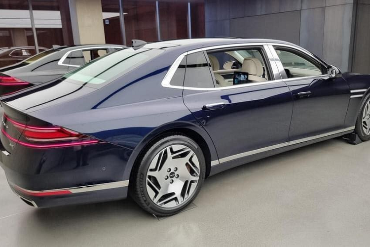 Như vậy, so với bản tiêu chuẩn, Genesis G90 Limousine 2022 mạnh hơn 45 mã lực. Tại thị trường Hàn Quốc, Genesis G90 2022 bản thường được trang bị động cơ xăng V6, tăng áp kép, dung tích 3.5L, tạo ra công suất tối đa 375 mã lực và mô-men xoắn cực đại 530 Nm. Sức mạnh được truyền tới bánh thông qua hộp số tự động 8 cấp, hệ dẫn động cầu sau tiêu chuẩn hoặc hệ dẫn động 4 bánh toàn thời gian tùy chọn.