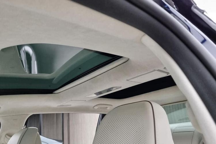 Cuối cùng là hệ thống nước hoa trên xe với 3 mùi hương, rèm cửa, ghế trước mát-xa 4 chế độ, ghế VIP ở phía sau và 2 màn hình giải trí dạng cảm ứng 10,2 inch dành cho hành khách.