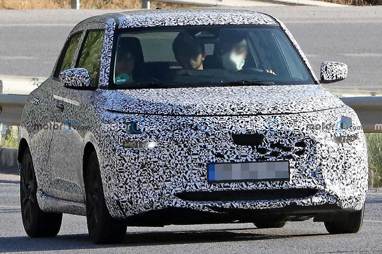 Nhìn từ hông, Suzuki Swift 2023 mới dường như có đường mái dốc hơn. Thay đổi lớn nhất là tay nắm cửa phía sau hiện được đặt ở một vị trí phổ thông hơn, trái ngược với kiểu đặt ẩn trên cột C hiện giờ.