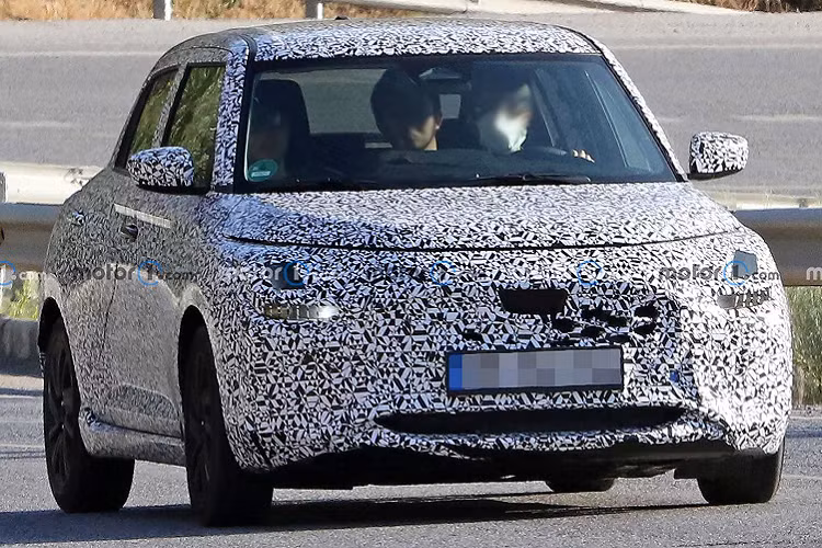 Nhìn từ hông, Suzuki Swift 2023 mới dường như có đường mái dốc hơn. Thay đổi lớn nhất là tay nắm cửa phía sau hiện được đặt ở một vị trí phổ thông hơn, trái ngược với kiểu đặt ẩn trên cột C hiện giờ.