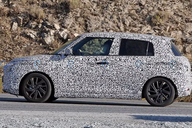 Sau xe được che chắn kỹ hơn bình thường, hứa hẹn sẽ có những thay đổi táo bạo. Người ta kỳ vọng Swift mới sẽ có kính chắn gió sau kiểu mới, bộ đèn hậu đặc sắc hơn và cản sau thấp hơn. 