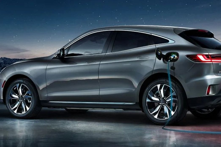 Khi ra mắt thị trường Trung Quốc, Huawei Seres SF5 được giới thiệu có các tính năng an toàn như radar sóng có độ chính xác cao, radar siêu âm, cảm biến để kích hoạt các tính năng tự động Cấp 2,…