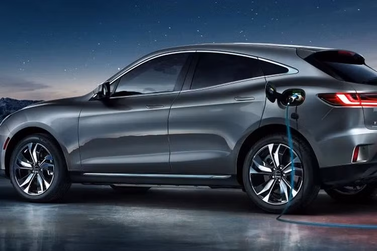 Khi ra mắt thị trường Trung Quốc, Huawei Seres SF5 được giới thiệu có các tính năng an toàn như radar sóng có độ chính xác cao, radar siêu âm, cảm biến để kích hoạt các tính năng tự động Cấp 2,…