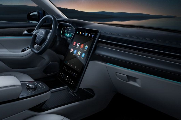 Cả hai động cơ điện đều được cung cấp năng lượng bởi cụm pin lithium-ion có công suất 35 kWh và có hỗ trợ sạc nhanh AC để đạt được mức sạc 0-80% trong khoảng một giờ. Dongfeng Seres SF5 đang được giới thiệu tại Indonesia là biến thể mở rộng phạm vi.