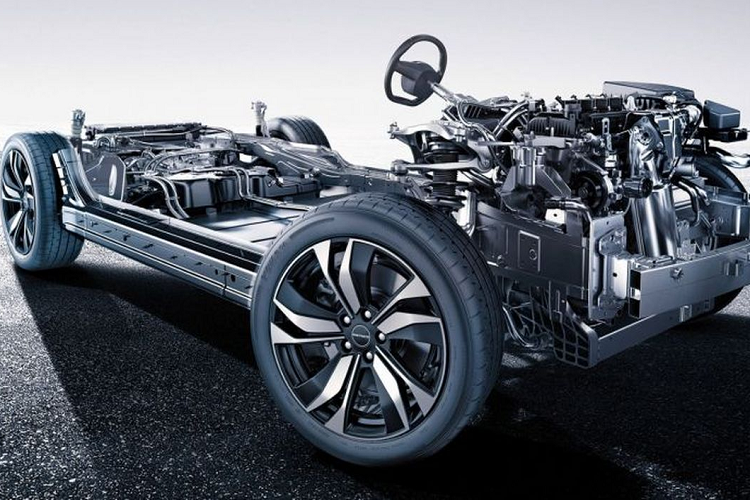 Trong khi phía sau, Dongfeng Seres 5 sử dụng hệ thống truyền động điện tất cả trong một Huawei DriveOne (có tên mã HW150), sản sinh công suất 201 mã lực. Hệ thống này tích hợp các thành phần cơ khí và năng lượng thành một đơn vị duy nhất, bao gồm: bộ giảm tốc, bộ chuyển đổi DC, bộ sạc trên bo mạch, bộ phân phối điện,…