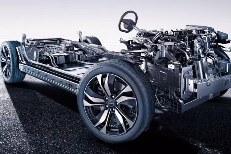 Trong khi phía sau, Dongfeng Seres 5 sử dụng hệ thống truyền động điện tất cả trong một Huawei DriveOne (có tên mã HW150), sản sinh công suất 201 mã lực. Hệ thống này tích hợp các thành phần cơ khí và năng lượng thành một đơn vị duy nhất, bao gồm: bộ giảm tốc, bộ chuyển đổi DC, bộ sạc trên bo mạch, bộ phân phối điện,…