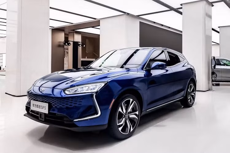  Dongfeng Seres SF5 2022 mới, còn được gọi là Huawei Seres SF5 ở Trung Quốc, được ra mắt lần đầu tiên tại Auto Thượng Hải vào tháng 4 năm ngoái. Tới năm nay, Dongfeng Seres SF5 tiếp tục được giới thiệu tại Triển lãm Ô tô Quốc tế Indonesia (IIMS).