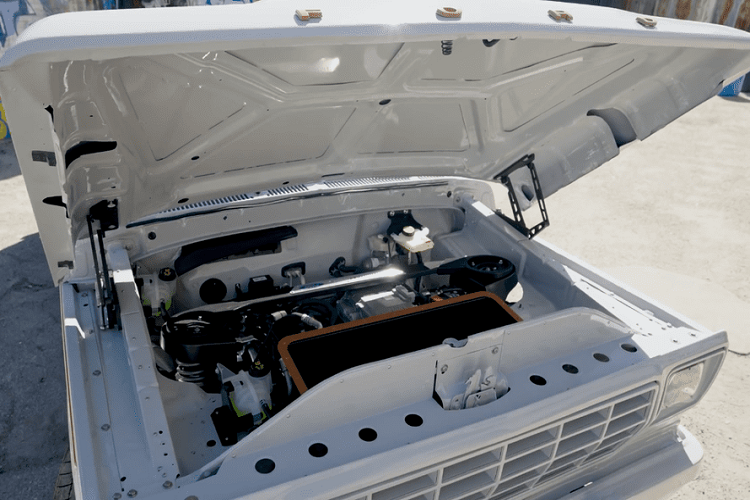 Cho dù việc nhồi nhét ghế ngồi, bảng đồng hồ, vô lăng, và màn hình cảm ứng khổng lồ của Mustang Mach-E vào một chiếc bán tải cổ điển có thể gây ấn tượng trên các bức ảnh, nhưng người lái nói rằng những chiếc ghế lớn khiến chân của bạn bị chạm vào vô lăng, và vô lăng vị trí thấp cũng che lấp một phần bảng đồng hồ kỹ thuật số.