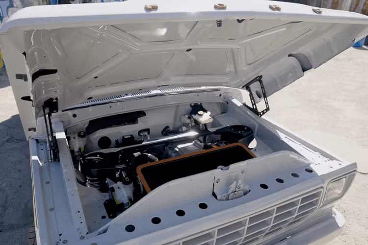 Cho dù việc nhồi nhét ghế ngồi, bảng đồng hồ, vô lăng, và màn hình cảm ứng khổng lồ của Mustang Mach-E vào một chiếc bán tải cổ điển có thể gây ấn tượng trên các bức ảnh, nhưng người lái nói rằng những chiếc ghế lớn khiến chân của bạn bị chạm vào vô lăng, và vô lăng vị trí thấp cũng che lấp một phần bảng đồng hồ kỹ thuật số.