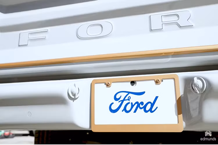 Mặc dù, chiếc bán tải điện trong video là một dự án độc nhất vô nhị, nhưng những người bình thường cũng có thể làm nên một chiếc tương tự của riêng mình nếu muốn. “Edmund Cars” nói rằng mỗi mô tơ điện của xe có giá 4.095 USD (tương đương 93 triệu đồng), do vậy một cặp mô tơ điện sẽ có giá tương đương một động cơ crate V8 hiệu suất cao truyền thống.