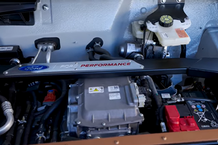 Tất nhiên, mô tơ điện chưa phải là tất cả, bởi bạn sẽ còn cần mua nhiều phụ tùng tương thích cho xe điện khác, cũng như bộ pin, và hãng Ford không hề cung cấp sẵn những thứ này.