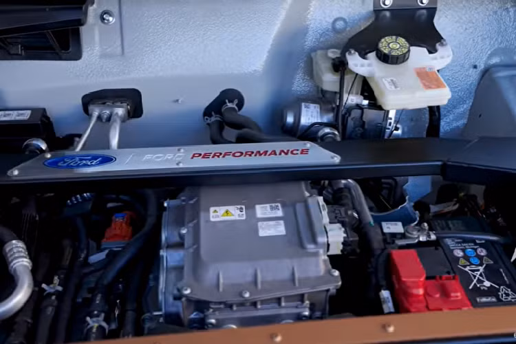 Tất nhiên, mô tơ điện chưa phải là tất cả, bởi bạn sẽ còn cần mua nhiều phụ tùng tương thích cho xe điện khác, cũng như bộ pin, và hãng Ford không hề cung cấp sẵn những thứ này.