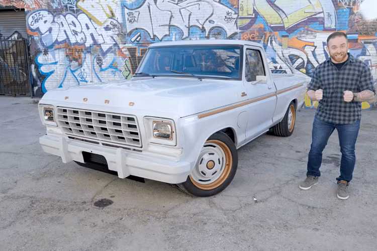  Ford F-100 Eluminator chạy điện là chiếc xe bán tải độ phong cách hoài cổ được chế tạo đặc biệt để phô diễn hệ thống mô tơ điện mới kiểu đóng thùng (crate) của Ford tại triển lãm SEMA 2021, và nó nhanh chóng trở thành một trong những chiếc xe đáng chú ý nhất sự kiện. Dựa trên một chiếc bán tải F-100 thập niên 1970, chiếc bán tải không phát khí thải này có trang bị một cặp mô tơ điện, truyền tải tổng công suất 480 mã lực tới cả 4 bánh.