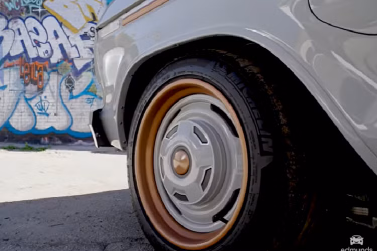 Dù sao đi nữa, chúng ta sẽ thấy ngày một nhiều những chiếc xe cổ điển chuyển đổi thành xe điện Ford F-100 Eluminator trong tương lai gần, và cũng sẽ có ngày một nhiều người độ xe sử dụng mô tơ điện mới kiểu đóng thùng (crate) như của Ford trong dự án của họ.