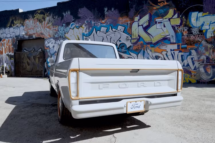 Về cơ bản, mọi người có thể nghĩ nó là một chiếc Mustang Mach-E GT Performance “cải trang” làm một chiếc bán tải Ford F-Series 45 tuổi. Giờ đây, kênh YouTube “Edmund Cars” đã có cơ hội ngồi sau tay lái chiếc xe đặc biệt này để xem nó rốt cuộc chạy ra làm sao.