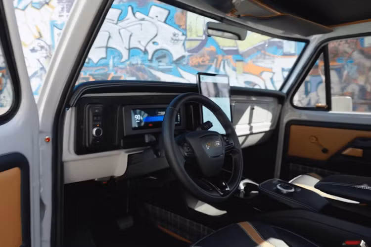 Chuyện đó không hề lý tưởng khi bạn cầm lái một chiếc xe mạnh 480 mã lực và 860 Nm mô-men xoắn cực đại. Dù chỉ là chạy xe trên đường phố công cộng thông thường, nhưng ta có thể phần nào cảm nhận được tốc độ của F-100 Eluminator từ góc nhìn của người đi bộ. Theo Ford, mẫu Mach-E GT Performance có khả năng gia tốc từ 0 – 96 km/h trong chỉ 3,5 giây, vì vậy ta có thể mong đợi chiếc F-100 này cũng nhanh ngang ngửa như thế.