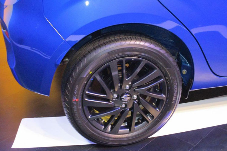 Phía đằng sau của mẫu xe cỡ nhỏ Suzuki Celerio 2022 có một số chi tiết mới như cụm đèn hậu ôm lấy hai góc đuôi xe, cản sau đơn giản, tích hợp hai đèn phản quang nằm ngang và cánh gió mui khá nhỏ.