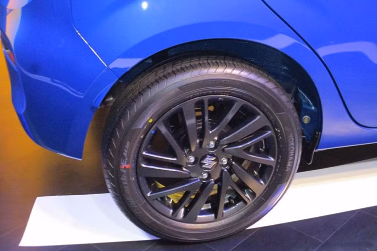 Phía đằng sau của mẫu xe cỡ nhỏ Suzuki Celerio 2022 có một số chi tiết mới như cụm đèn hậu ôm lấy hai góc đuôi xe, cản sau đơn giản, tích hợp hai đèn phản quang nằm ngang và cánh gió mui khá nhỏ.