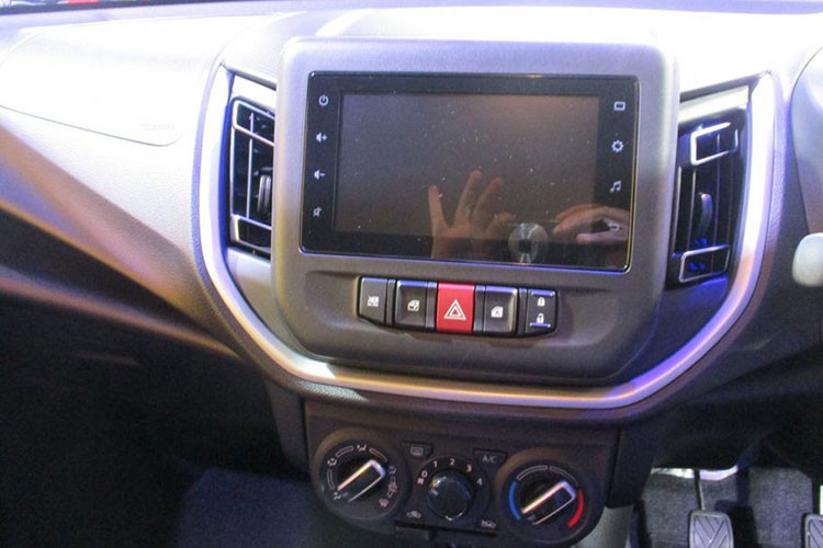 Bên cạnh đó, Suzuki Celerio 2022 thế hệ mới còn sở hữu một số tính năng đáng chú ý khác như: nút bấm Start/Stop với chìa khóa thông minh, cụm đồng hồ analog với MID, kết nối Android Auto và Apple CarPlay, gương bên chỉnh điện...