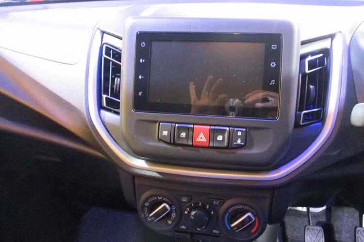 Bên cạnh đó, Suzuki Celerio 2022 thế hệ mới còn sở hữu một số tính năng đáng chú ý khác như: nút bấm Start/Stop với chìa khóa thông minh, cụm đồng hồ analog với MID, kết nối Android Auto và Apple CarPlay, gương bên chỉnh điện...