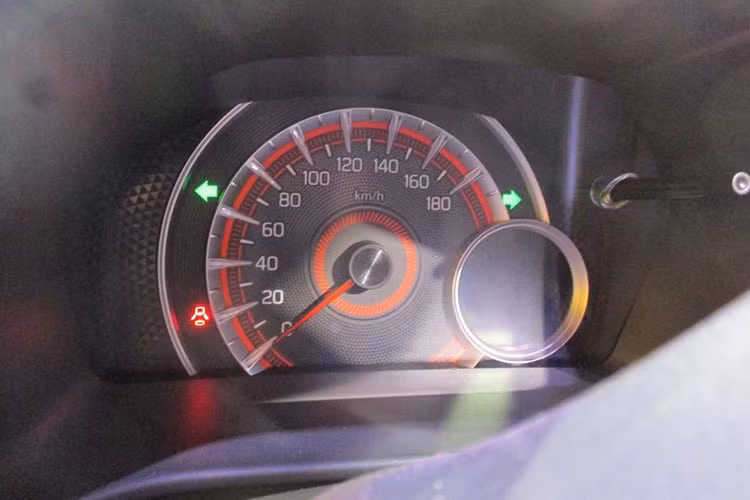 Các trang bị an toàn trên Suzuki Celerio 2022 bao gồm: 2 túi khí phía trước, phanh ABS, phân bổ lực phanh điện tử EBD, cảm biến hỗ trợ đỗ xe phía sau, hỗ trợ leo dốc, khóa cửa tự động khi xe vận hành ở tốc độ cao,…