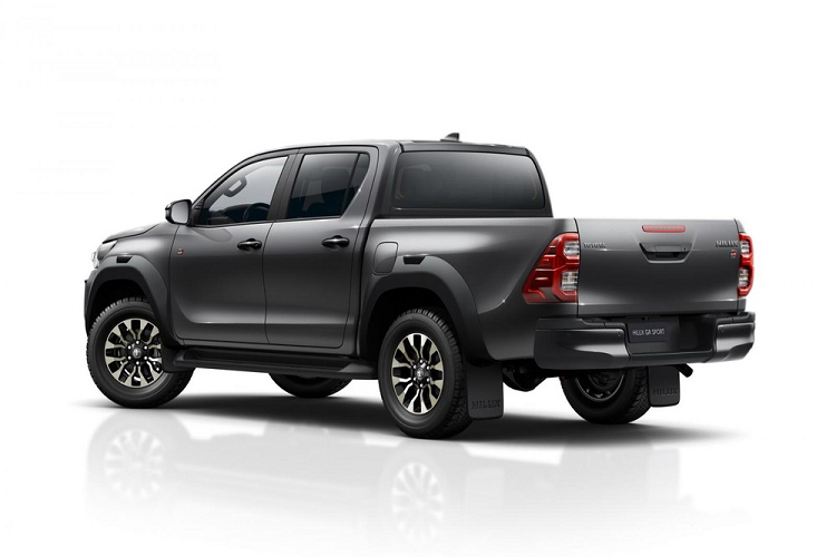 Nằm bên dưới nắp ca-pô của Toyota Hilux GR Sport 2022 tại thị trường châu Âu là động cơ diesel 4 xi-lanh, tăng áp, dung tích 2.8L quen thuộc. Động cơ này tạo ra công suất tối đa 201 mã lực và mô-men xoắn cực đại 500 Nm. Sức mạnh được truyền tới 4 bánh thông qua hộp số tự động 6 cấp với lẫy chuyển số sau vô lăng. Ngoài ra, xe còn có sự giúp sức của khóa vi sai chống trượt tự động tiêu chuẩn.