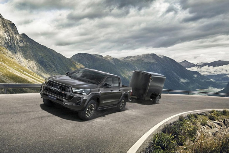 Cũng như các mẫu xe GR Sport khác, Toyota Hilux GR Sport 2022 được nâng cấp cả hệ thống treo. Hãng Toyota đã dùng giảm xóc đơn mới và lò xo trụ phía trước cứng hơn, được sơn màu đỏ, cho mẫu xe bán tải này. Tuy nhiên, tải trọng 1 tấn và sức kéo 3,5 tấn của Toyota Hilux GR Sport 2022 không có gì thay đổi so với bản thường.