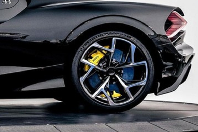 Thông qua trang cá nhân của mình, cậu cả của đại gia Chin Jit Pyng đã đăng tải video xác nhận việc gia đình đã đặt mua chiếc xe Bugatti thứ 4, sau Chiron, Divo đã bàn giao và Bolide dự kiến đến Singapore vào năm 2024 để giao cho đại gia Malaysia này.