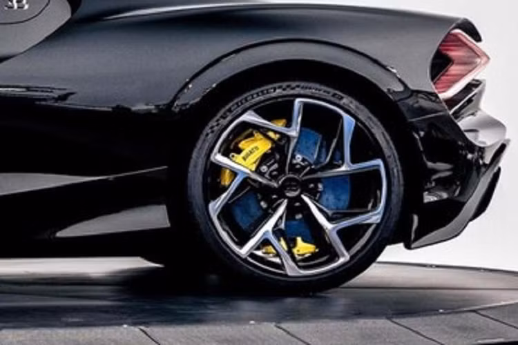 Thông qua trang cá nhân của mình, cậu cả của đại gia Chin Jit Pyng đã đăng tải video xác nhận việc gia đình đã đặt mua chiếc xe Bugatti thứ 4, sau Chiron, Divo đã bàn giao và Bolide dự kiến đến Singapore vào năm 2024 để giao cho đại gia Malaysia này.