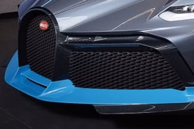 Không ai nghĩ với mức thuế siêu xe Bugatti Mistral Roadster đắt đỏ nhất thế giới, các nhà giàu ở đất nước Malaysia dám mua siêu phẩm Bugatti Mistral Roadster có giá từ 118 tỷ đồng, chưa bao gồm tùy chọn thêm, chi phí vận chuyển về đất nước này và tất nhiên là cả các loại thuế có thể khiến giá xe tăng vọt trên 600 tỷ đồng.