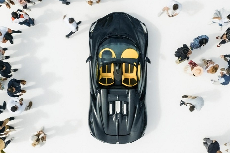 Như vậy, thông tin về siêu phẩm Mistral Roadster sẽ là thành viên Bugatti tiếp theo gia nhập vào đội xe của gia đình đại gia ngành bất động sản ở Malaysia là đúng sự thực. Video này cũng cho thấy có đại diện của Bugatti tại châu Á trong buổi ký kết hợp đồng mua xe Bugatti Mistral Roadster.