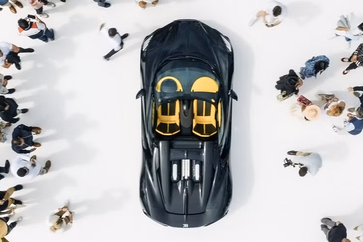 Như vậy, thông tin về siêu phẩm Mistral Roadster sẽ là thành viên Bugatti tiếp theo gia nhập vào đội xe của gia đình đại gia ngành bất động sản ở Malaysia là đúng sự thực. Video này cũng cho thấy có đại diện của Bugatti tại châu Á trong buổi ký kết hợp đồng mua xe Bugatti Mistral Roadster.