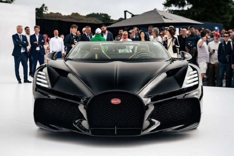 Ngoài ra, ở 1 công ty chuyên bán siêu xe ở Singapore, đại gia Malaysia còn đang có vài chiếc hypercar được cất tại đây như Chiron, Divo của Bugatti, Porsche 918 Spyder.