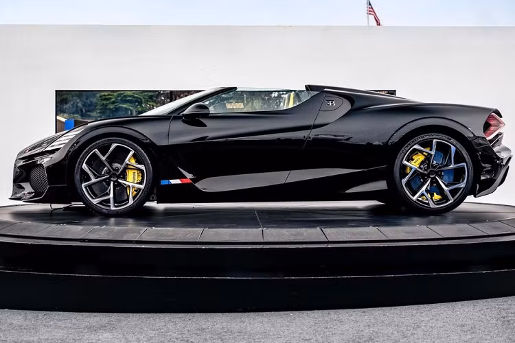 Ngoài dàn xe Bugatti rất hùng hậu, ông Chin Jit Pyng còn được cho sở hữu hơn 30 chiếc siêu xe, xe cổ, xe siêu sang ở Malaysia, số này có nhiều xe giới hạn như McLaren P1 màu cam, Lamborghini Aventador SVJ63, Ferrari F2tdf...