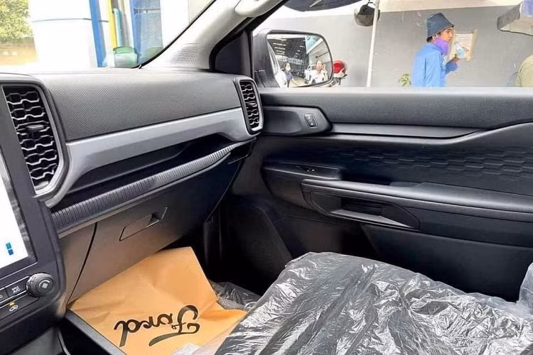 Động cơ của Ford Ranger XL 2023 tại Việt Nam nhiều khả năng sẽ là máy dầu 4 xi-lanh, tăng áp đơn, dung tích 2.0L như cũ. Động cơ này sản sinh công suất tối đa 168 mã lực và kết hợp với hộp số sàn. Trong khi đó, bản cao cấp sẽ dùng động cơ diesel 4 xi-lanh, tăng áp kép, dung tích 2.0L, cho công suất tối đa 207 mã lực. Động cơ này sẽ đồng hành cùng hộp số tự động 10 cấp và hệ dẫn động 1 cầu hoặc 2 cầu.