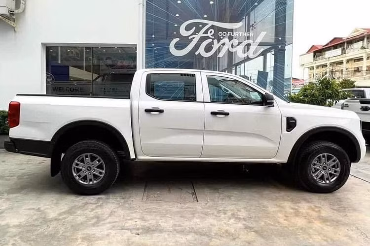 Được biết, vào hồi cuối tháng 7 vừa qua, Ford Ranger thế hệ mới đã hoàn tất thủ tục đăng kiểm tại Việt Nam. Theo thông tin do Cục Đăng kiểm Việt Nam đăng lên, mẫu xe bán tải này sẽ có tổng cộng 9 bản trang bị và được lắp ráp tại nhà máy ở Hải Dương. Nhiều khả năng Ford Ranger 2022 sẽ ra mắt thị trường Việt Nam vào tháng 10 năm nay. Theo thông tin từ nhân viên bán hàng tại đại lý, giá xe Ford Ranger 2023 mới sẽ dao động từ 648 – 985 triệu đồng.