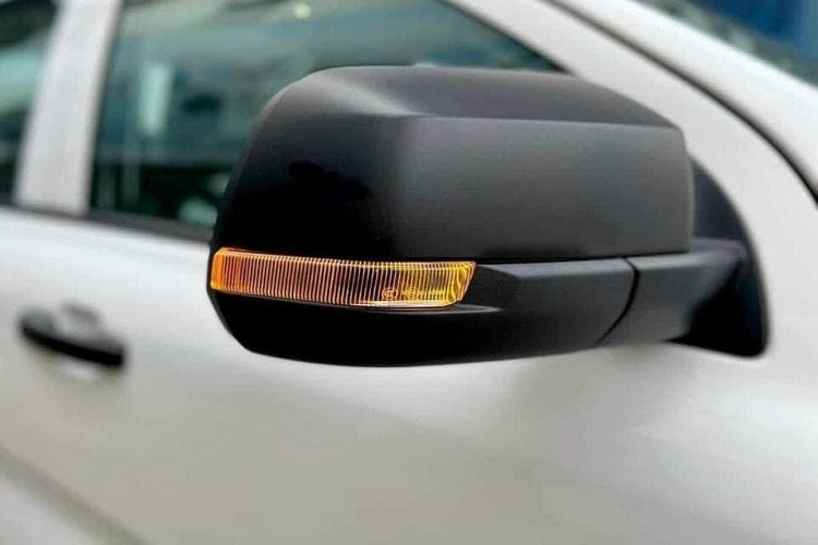 Đằng sau, Ford Ranger XL 2023 được trang bị đèn phanh trên cao, tích hợp vào cửa thùng hàng. Vì là bản tiêu chuẩn nên xe đương nhiên không có công nghệ Easy Lift Tailgate giúp đóng/mở cửa thùng hàng một cách nhẹ nhàng và dễ dàng hơn. Ngoài ra, xe cũng không được trang bị đèn hậu LED như các phiên bản cao cấp.