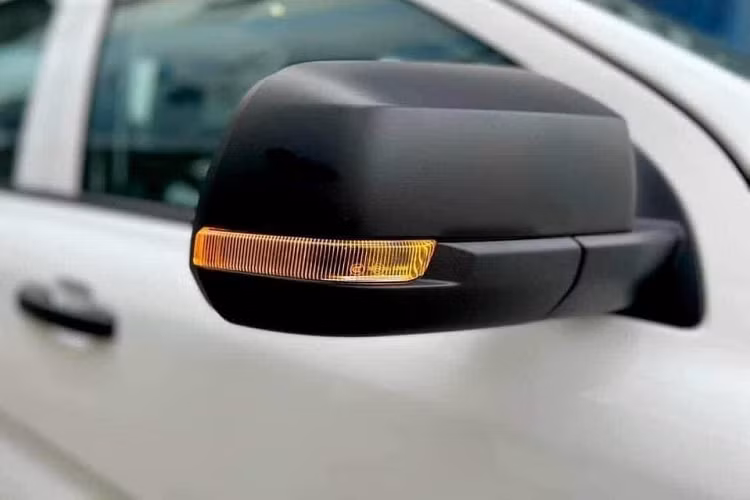 Đằng sau, Ford Ranger XL 2023 được trang bị đèn phanh trên cao, tích hợp vào cửa thùng hàng. Vì là bản tiêu chuẩn nên xe đương nhiên không có công nghệ Easy Lift Tailgate giúp đóng/mở cửa thùng hàng một cách nhẹ nhàng và dễ dàng hơn. Ngoài ra, xe cũng không được trang bị đèn hậu LED như các phiên bản cao cấp.