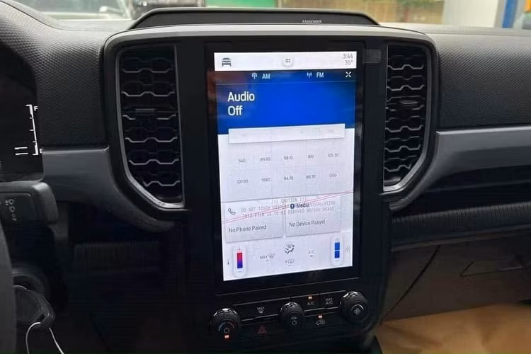 Tất nhiên, Ford Ranger XL 2023 sẽ không có những trang bị tiện nghi như sạc điện thoại thông minh không dây, gương chiếu hậu chống chói, hệ thống đèn viền nội thất, hệ thống điều hòa tự động 2 vùng độc lập hay phanh tay điện tử như bản cao cấp. Ngay cả trang bị an toàn của bản tiêu chuẩn dự kiến cũng sẽ "nghèo nàn" hơn với hệ thống chống bó cứng phanh ABS, phân bổ lực phanh điện tử EBD và 6 túi khí.